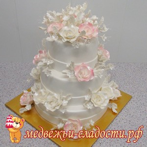 Трехъярусный Свадебный торт с розами и сердцем